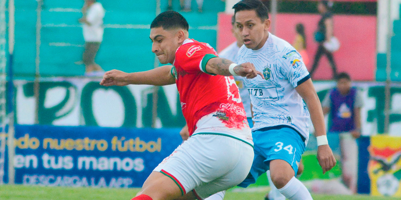 Juan Orellana ensaya un remate sobre el arco de San Antonio. Fotos: APG