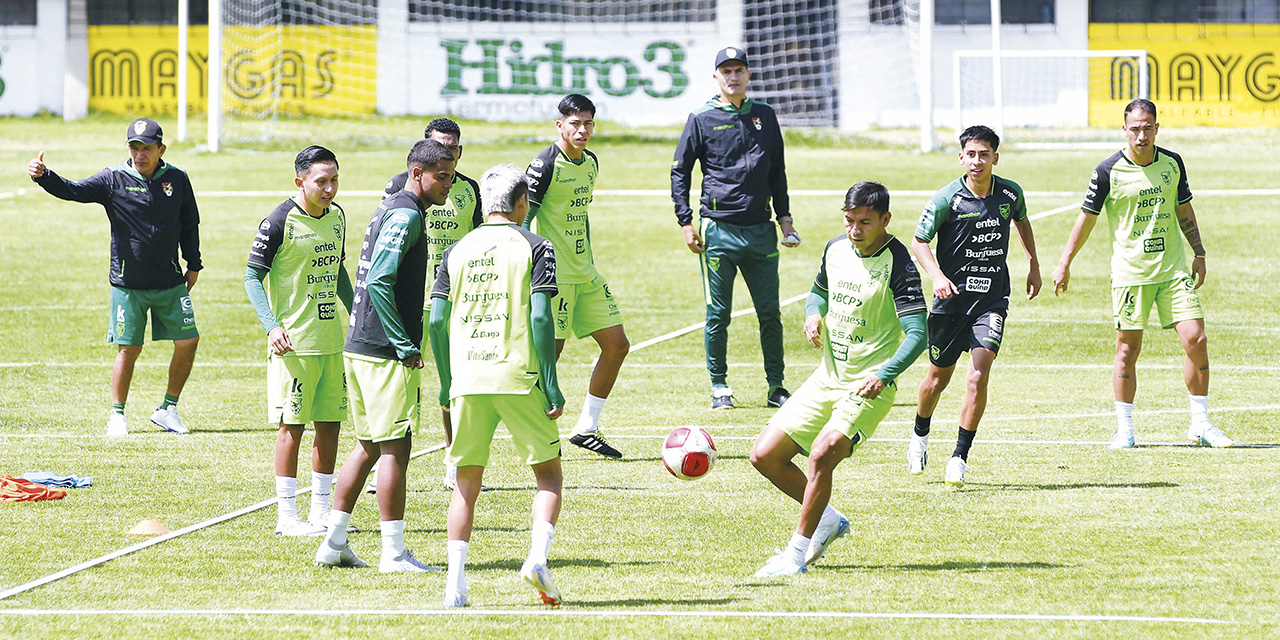 Los jugadores de la Verde en el trabajo de preparación, en el estadio de Achumani. | Fotos: APG/FBF