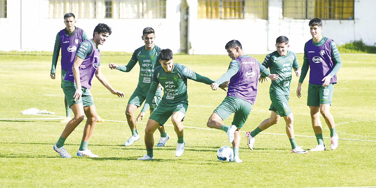 Los seleccionados en la práctica de fútbol, ayer en Achumani.