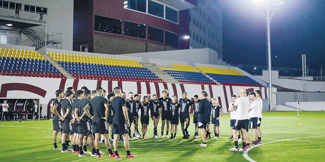 La selección venezolana en la charla técnica que ofreció el técnico Fernando Batista.