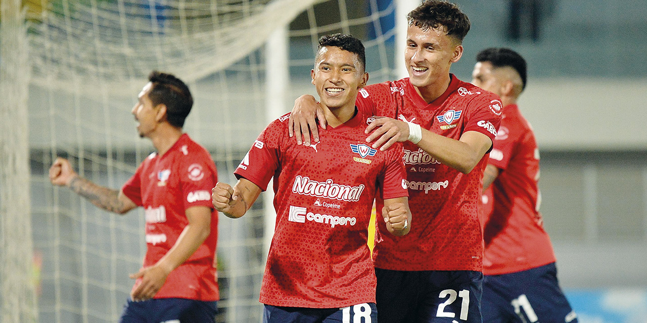 Carlitos Rodríguez (18) marcó el gol del triunfo de ‘Wilster’ y es congratulado por sus compañeros. | Fotos: APG