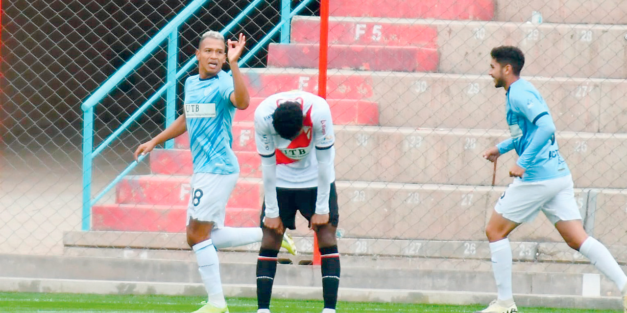 Jair Reinoso (18) celebra sus tres goles con los que ganó Aurora. Foto: APG