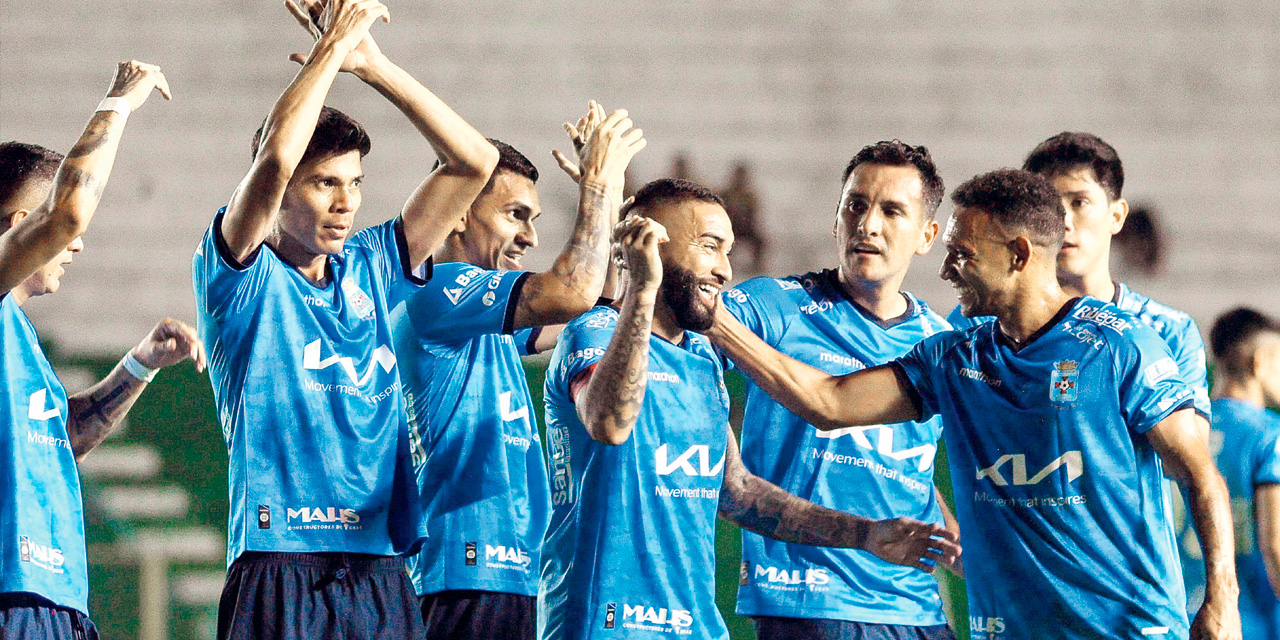 Jugadores de Blooming congratulan a Rafinha por su gol y cumpleaños. Fotos: APG