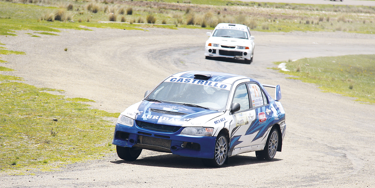 Los pilotos Castrillo en una lucha por ganar la prueba.