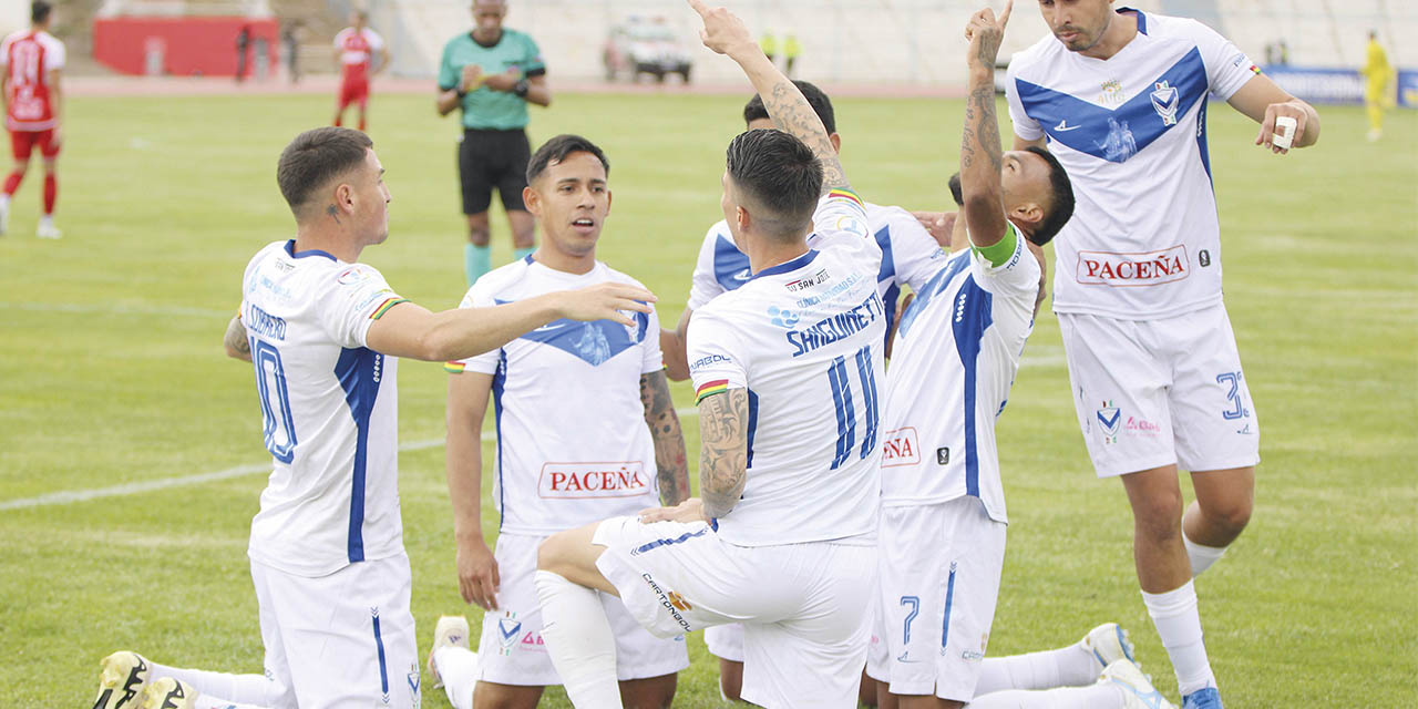 Jugadores del cuadro orureño festejan la goleada.