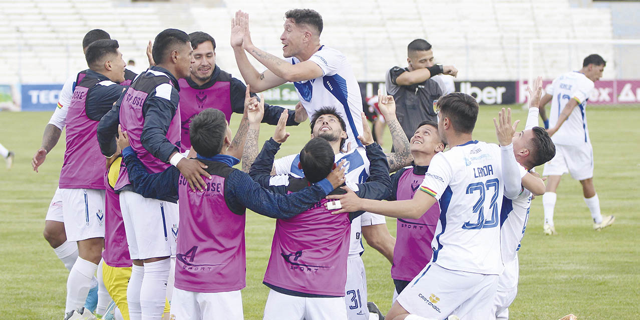 Jugadores de Gualberto Villarroel San José celebran la importante victoria.