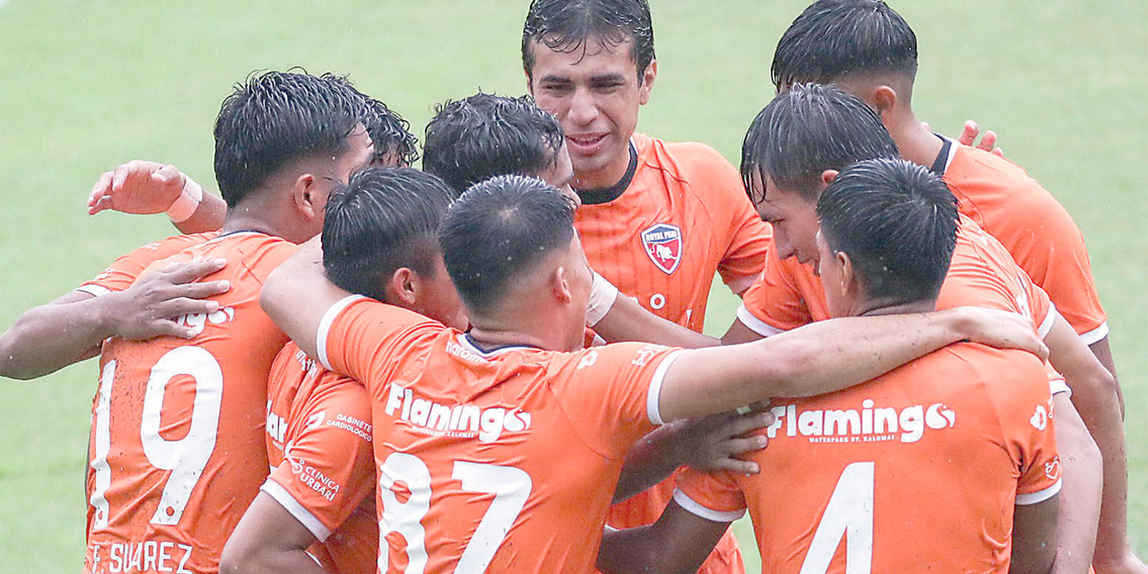 Jugadores de Royal Pari confían en festejar una victoria. Foto: Royal Pari