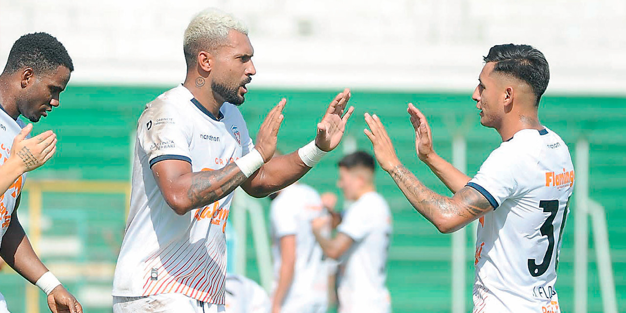 Matheus Alves y José Flores festejan la goleada de Royal Pari. Foto: APG