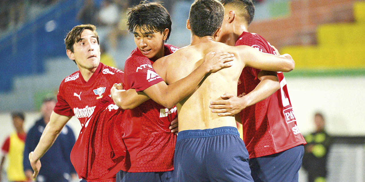 Jugadores de Wilstermann congratulan al goleador.