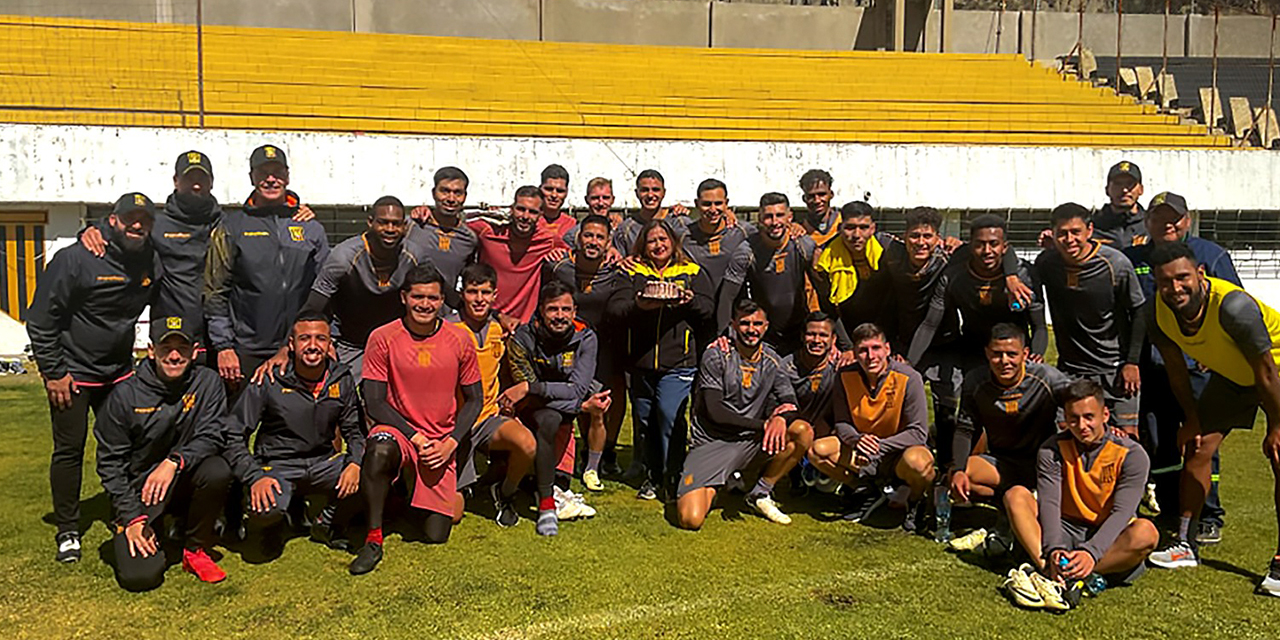 Jugadores del Tigre comparten unidad en torno al cumple de la señora Daniela López. Foto: THE STRONGEST