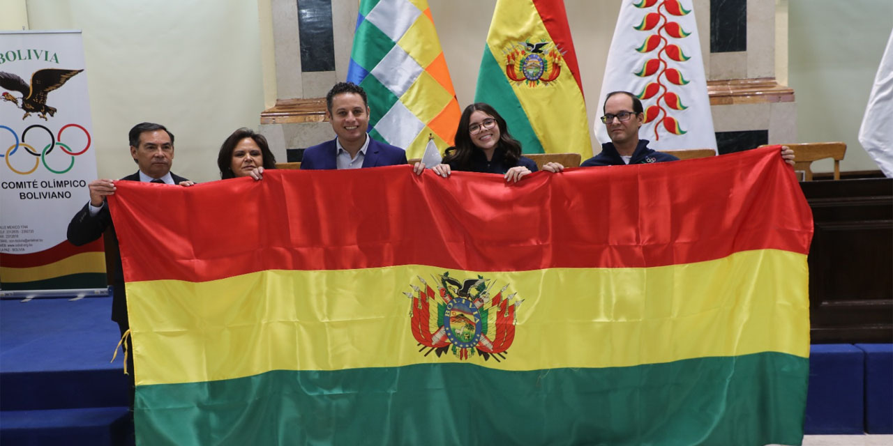 Vicepresidente entrega la Bandera Nacional a deportistas rumbo a los Juegos Bolivarianos Lima-Ayacucho 2025