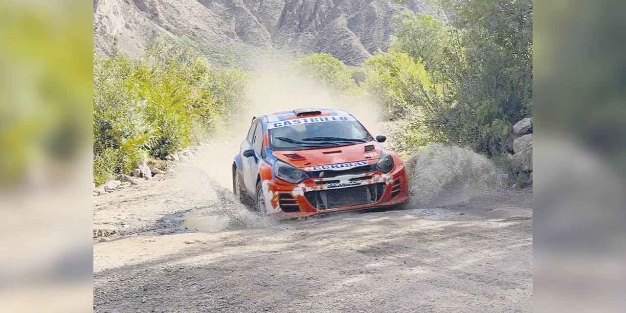 Los competidores saborean el dulzor de las uvas, vinos y singanis en la plaza de Luribay.
