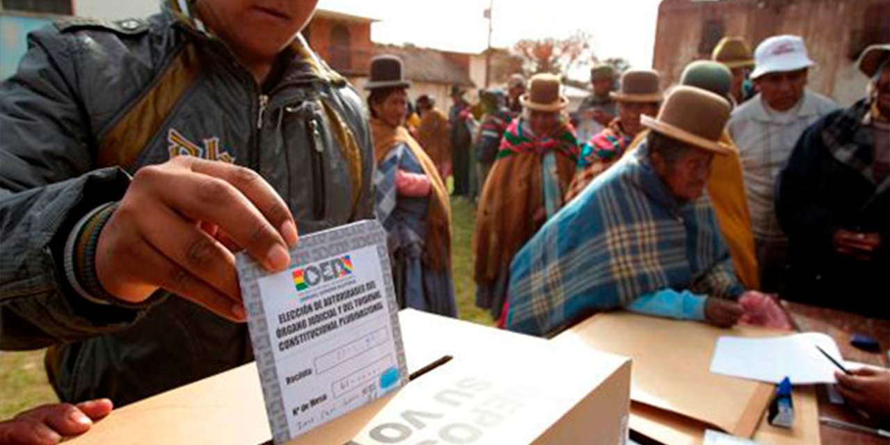 Un ciudadano emite su voto en las pasadas elecciones nacionales. Foto: RRSS