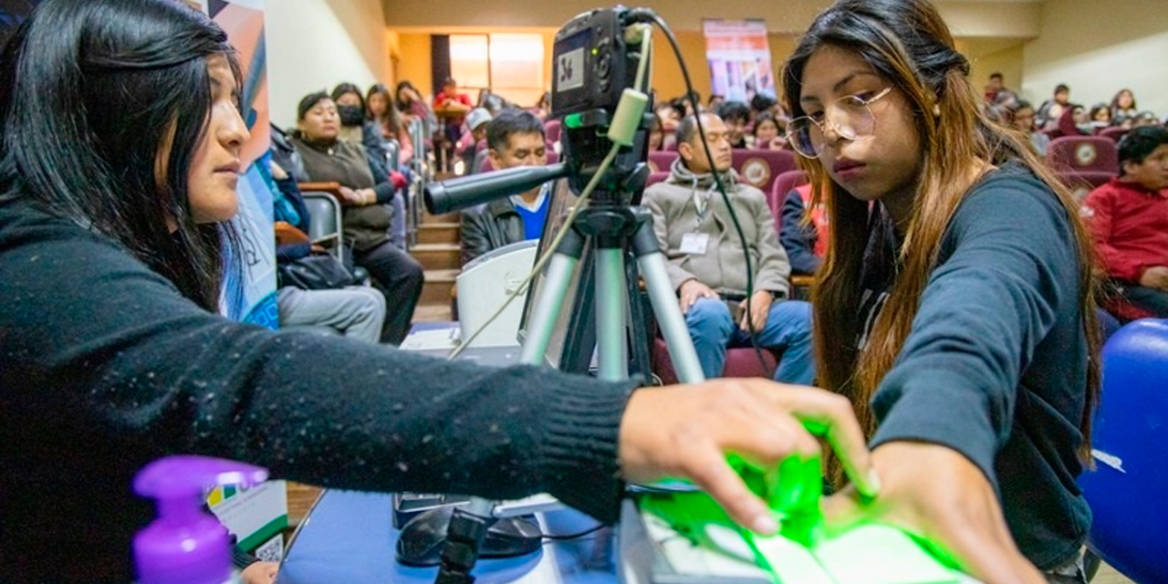 Largas filas y lenta atención fueron las características del trabajo. Foto: TED La Paz