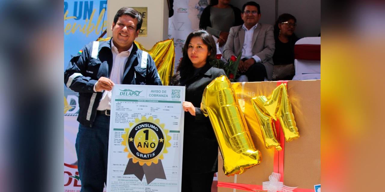 El viceministro Veizaga en la entrega del premio a Luz Clarita Cahuapaza. Foto: ENDE