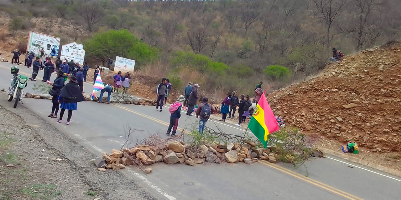 Un grupo reducido bloquea una vía en Cochabamba. Foto: RRSS