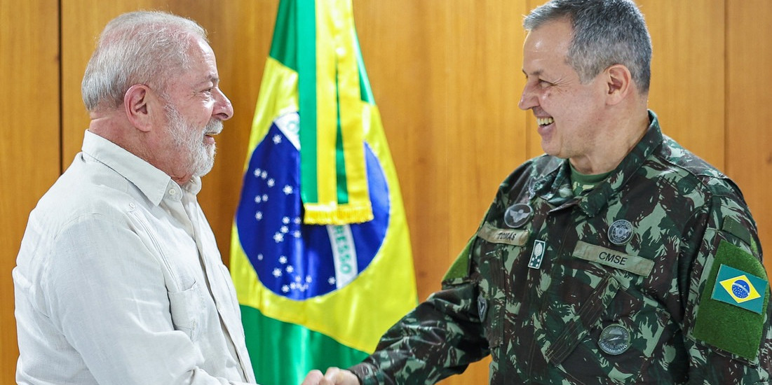 El presidente Lula da Silva junto al comandante del Ejército de Brasil. (Foto: RT)