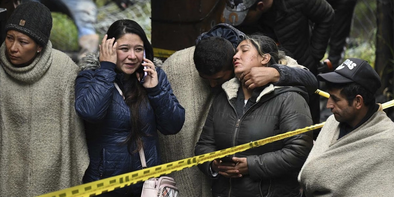 Familiares de los mineros esperan afuera del sitio mientras los rescatistas trabajan contra el reloj, en Sutatausa, Cundinamarca.