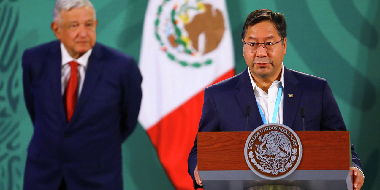 Los presidentes Luis Arce (adelante) y Andrés Manuel López Obrador, durante una visita oficial. 