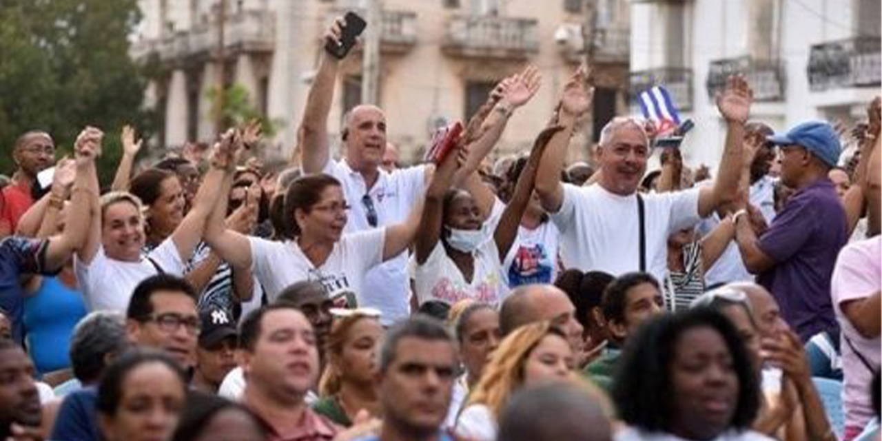 El encuentro incluyó momentos como la declamación del poema ‘Por esta libertad’. (Foto: Tele-sur)