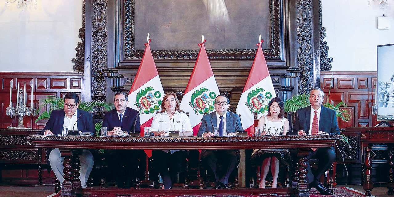 La presidenta Dina Boluarte en sesión del Consejo de Ministros. (Foto: Presidencia del Perú)