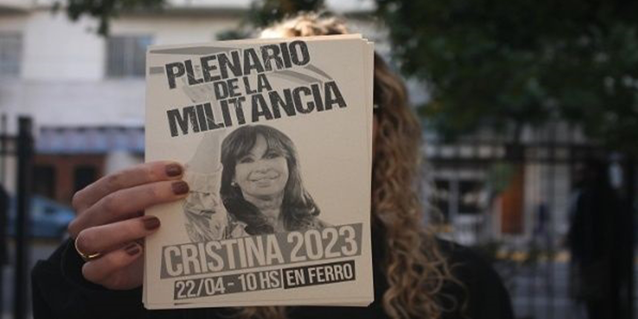 Una militante muestra uno de los panfletos de la marcha. (Foto: Telesur)