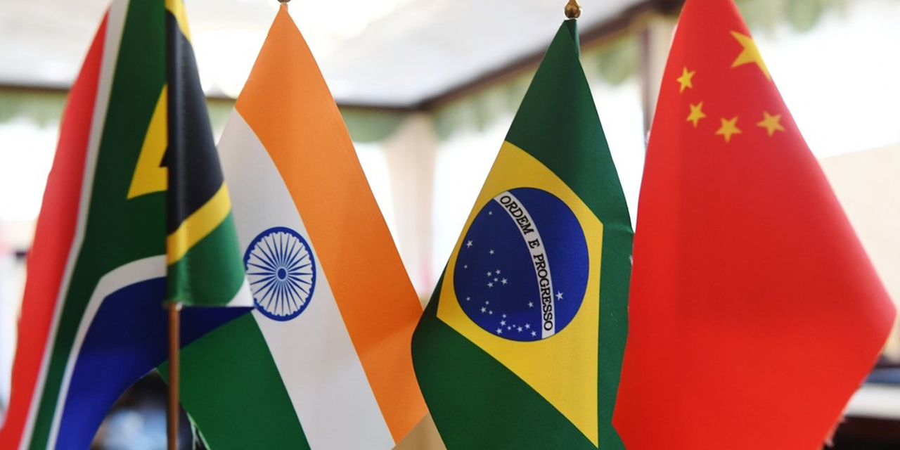 Las banderas de algunos países que componen el grupo BRICS. (Foto: RT)