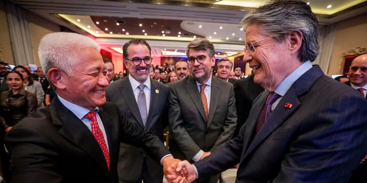 El presidente de Ecuador junto a representantes de China. (Foto: Sputnik)