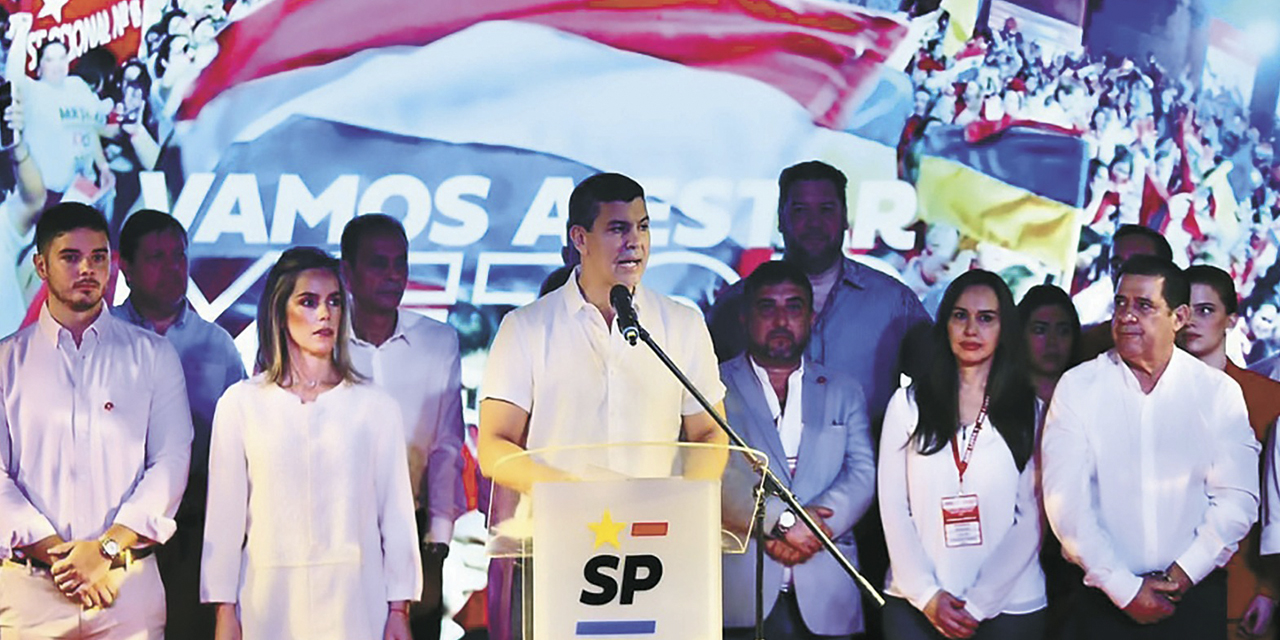 El presidente electo Santiago Peña durante su discurso después de ganar las elecciones. (Foto: IP)