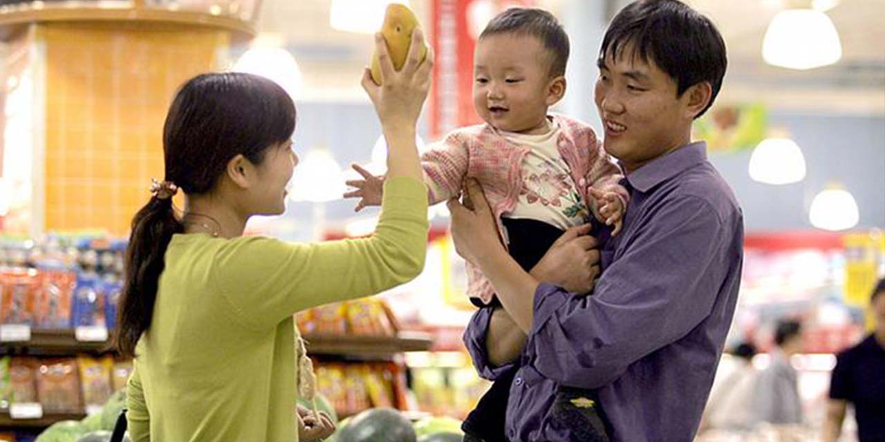 Una familia en un centro comercial. | Foto: DW