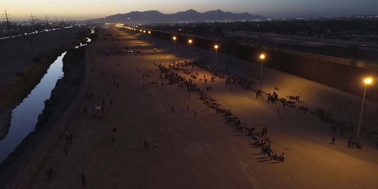 Migrantes esperan en la frontera entre EEUU y México. | Foto: RT