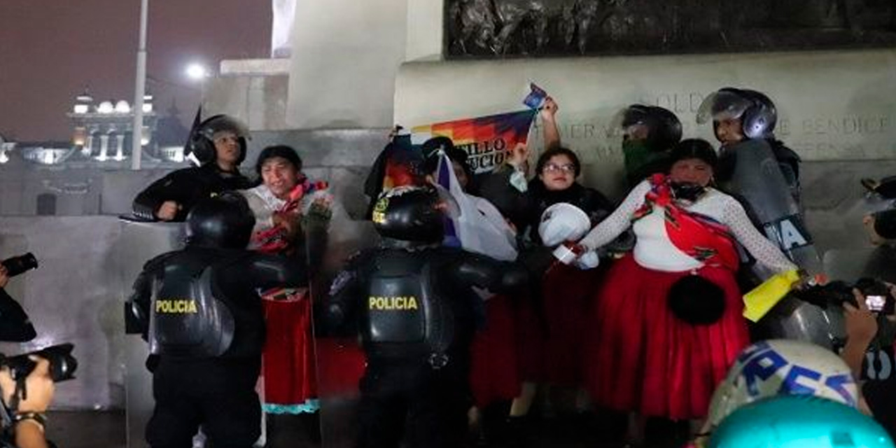 Integrantes de la Policía peruana golpearon a mujeres aymaras que ingresaron a la plaza San Martín, en Lima. | Foto: TeleSUR