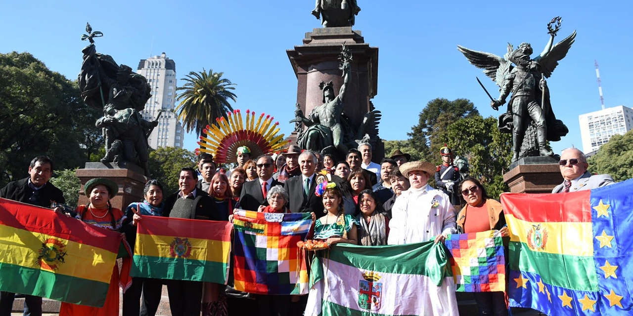 Festejo de residentes bolivianos en Argentina junto con autoridades de ese país.  Fotos:  Cancillería boliviana