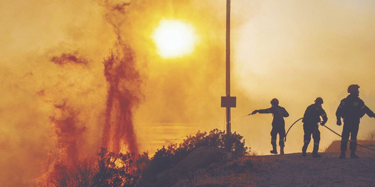 Los incendios no dan tregua a los bomberos ni a los sistemas de emergencia en Grecia.