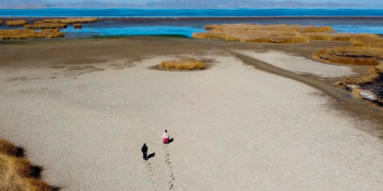 El descenso de los niveles de agua del lago Titicaca ha llegado a mínimos alarmantes. Foto:  El Periódico