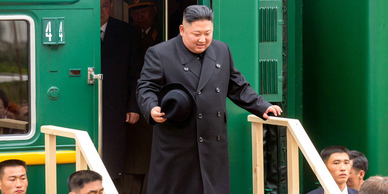 Kim Jong-un se baja de su tren, al llegar a la estación fronteriza de Jasán, en la región de Primorie, Rusia. | Foto: Archivo RT