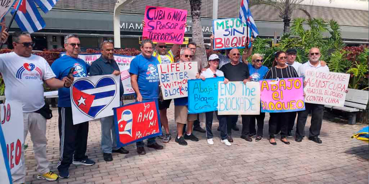 Congregados en el Parque de las Banderas del Aeropuerto Internacional de Miami. Foto:  Prensa Latina