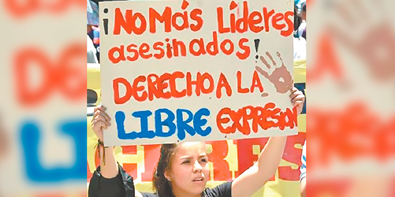 Protestas con pancartas ante la ola de asesinatos de líderes sociales. Foto: TELESUR