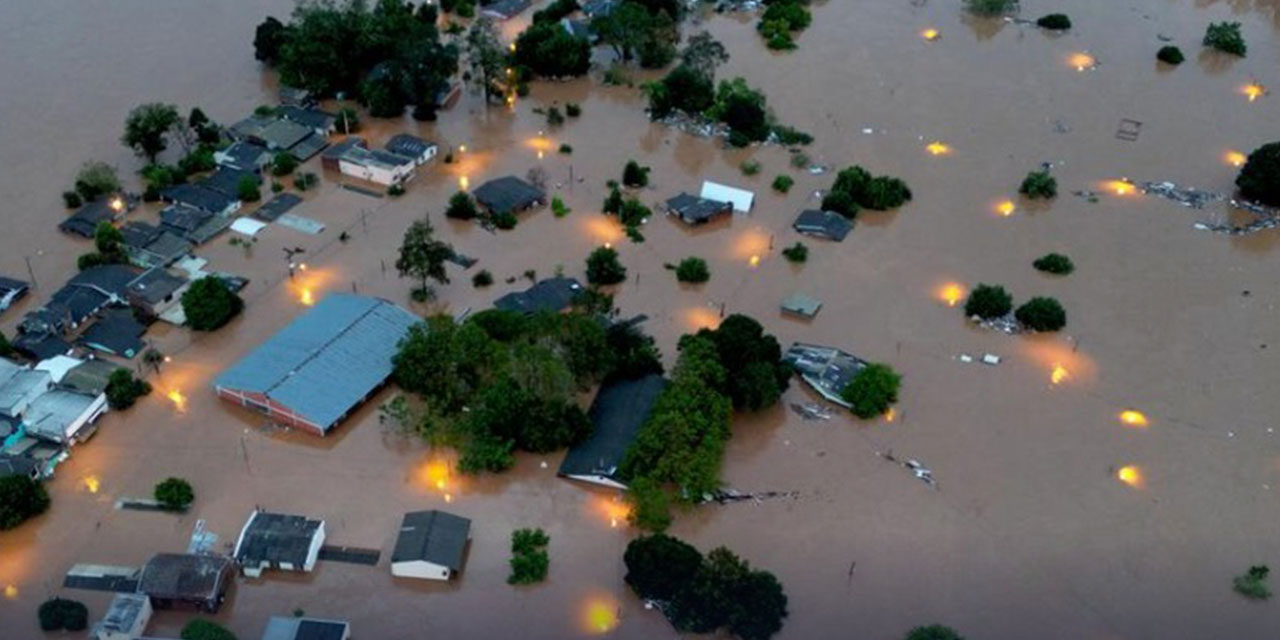 Al menos 8.000 personas fueron rescatadas de las inundaciones provocadas por las lluvias. Foto: DW