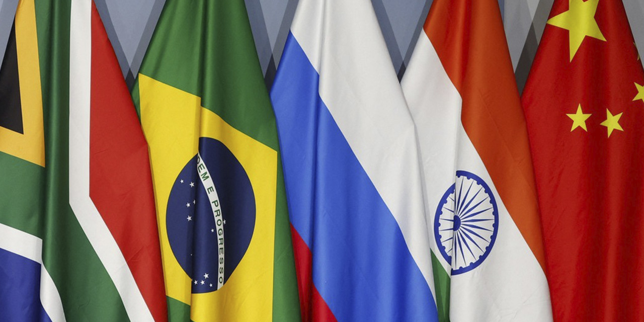 Las banderas de Sudáfrica, Brasil, Rusia, India y China, primeros integrantes del bloque.