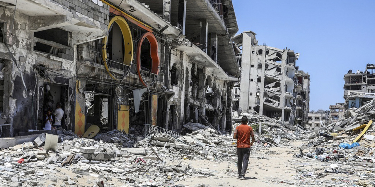 Un palestino camina entre edificios destruidos en Khan Yunis luego de los ataques israelíes .