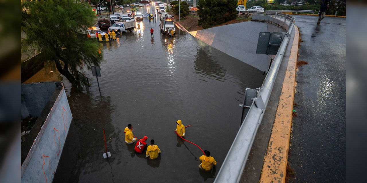 Las lluvias anegaron calles y avenidas en México. Foto: Univisión Noticias