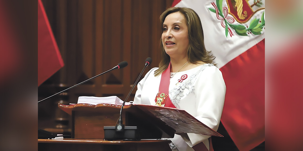 Dina Boluarte, durante un mensaje en el Congreso peruano. | Foto: Latina Noticias