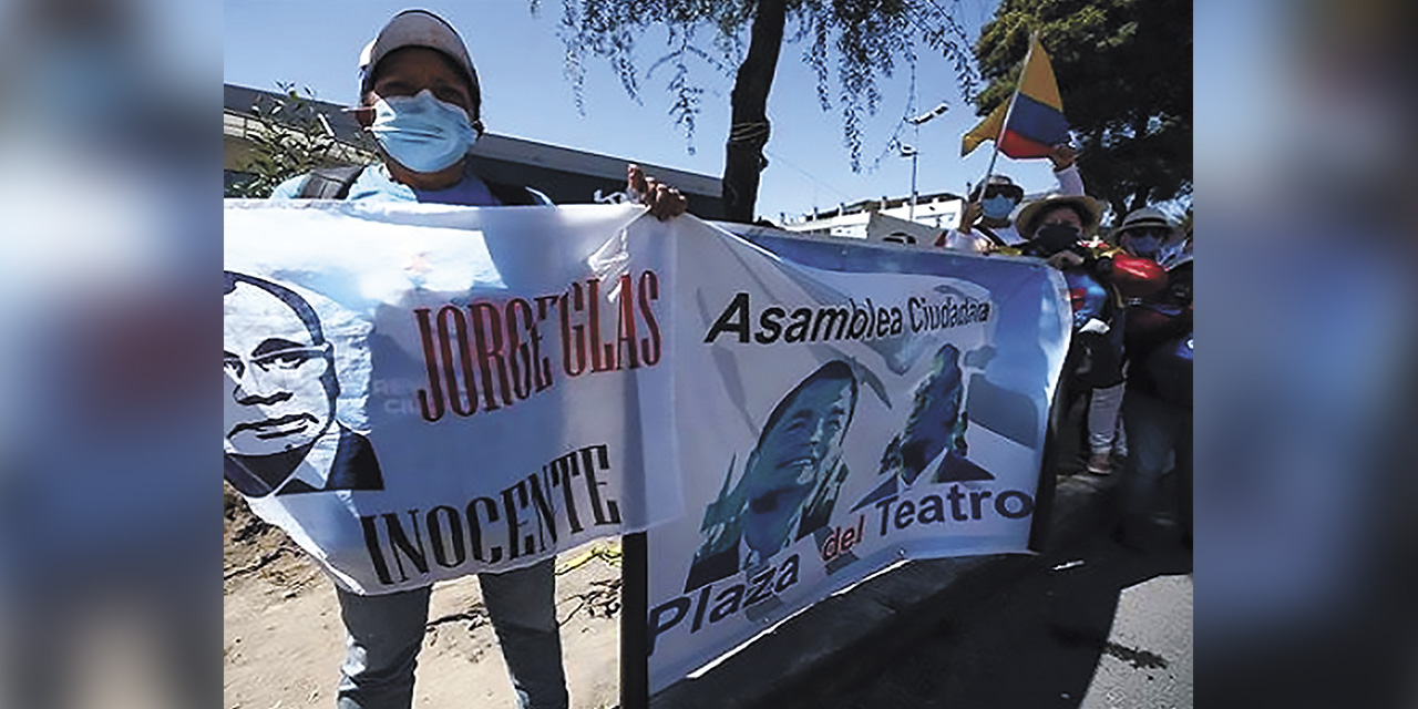 Protesta en exteriores de la Corte Nacional de Justicia en la ciudad de Quito. | Foto: Prensa Latina