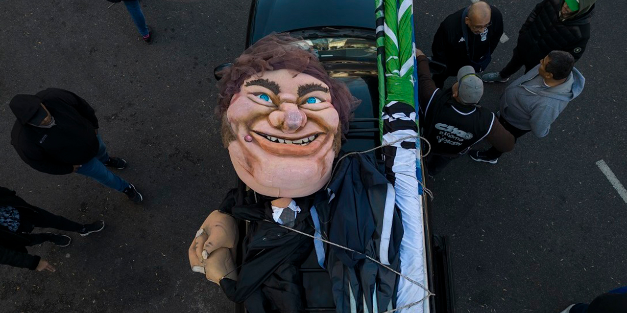 Un muñeco de Milei depositado en una camioneta durante un día de protestas en Buenos Aires, el 7 de agosto de 2024. Foto: RT