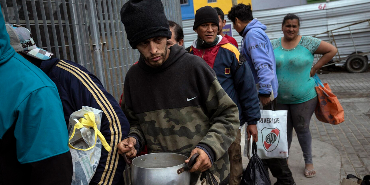 Argentinos en espera para recibir una comida gratis proporcionada por el comedor comunitario de la Casa Comunitaria del Fondo. Foto: Sputnik