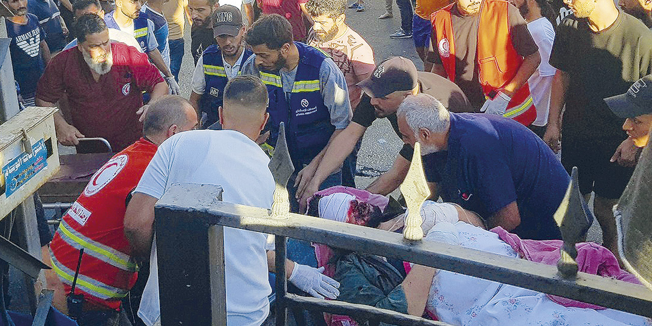 Emergencia. Una persona herida en medio de su traslado a un hospital.