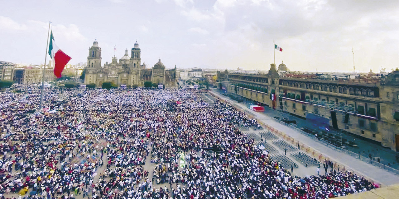 Una multitud se reunió en El Zócalo para presenciar el último Informe de Gobierno del presidente mexicano, Andrés Manuel López Obrador.