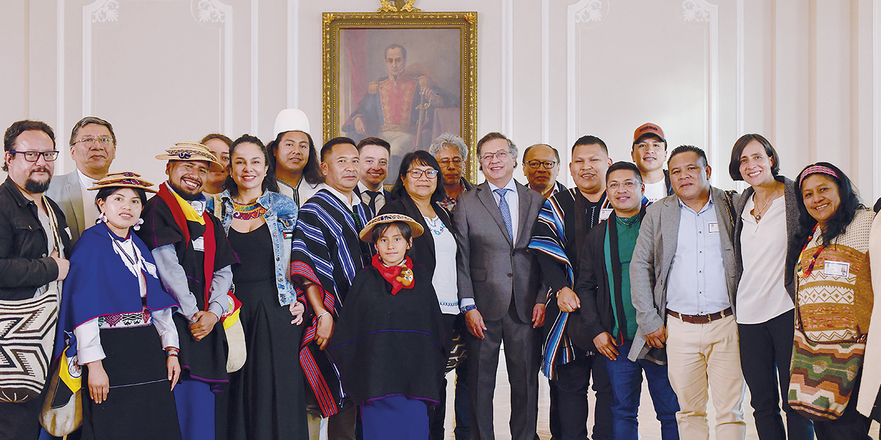 Gustavo Petro y representantes de organizaciones indígenas de Colombia. | Foto: Presidencia Ecuador