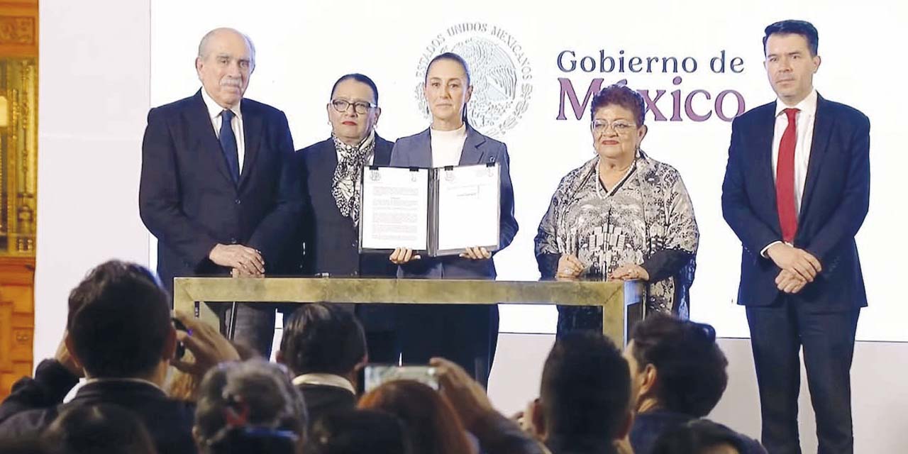 La presidenta Sheinbaum, ayer luego de la conferencia de prensa en Ciudad de México.